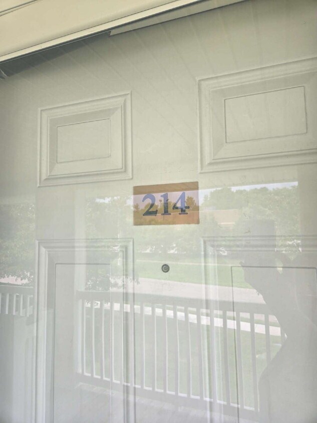Foto principal - "2-Bed, 2-Bath Gem with Spacious 904 Sq Ft...