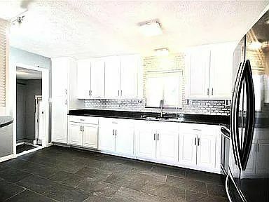Foto del edificio - 3303 W Weaver Rd