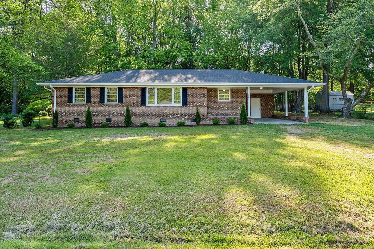 Primary Photo - AVAILABLE NOW!! 4 bedroom Brick Ranch Style Home