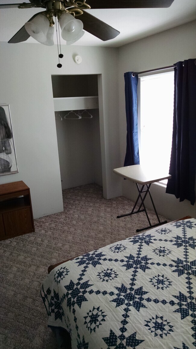 Habitación/sala de estar - 232 W 5th St