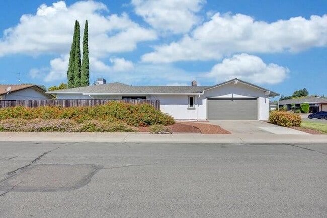 Building Photo - Beautiful 2 Bedroom 1.5 Bathroom Duplex fo...