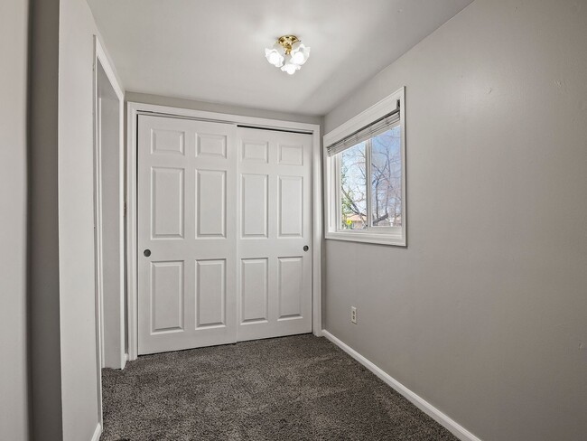Building Photo - 3 Bedroom 2 Bathroom in Old Town Windsor!