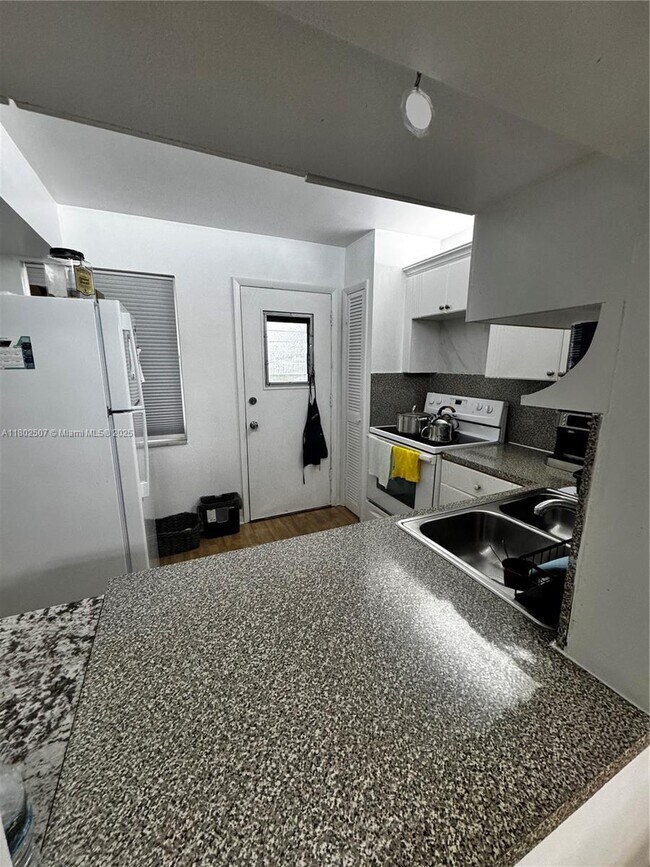 Foto del edificio - 1351 NE 191st St