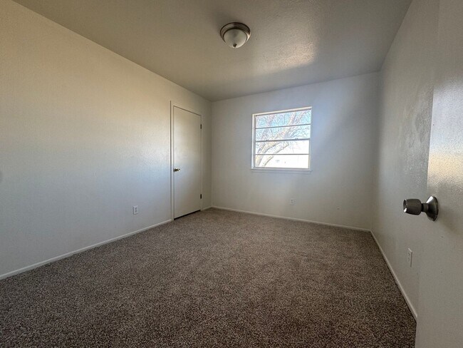 Foto del edificio - 613 S Hemlock Ave