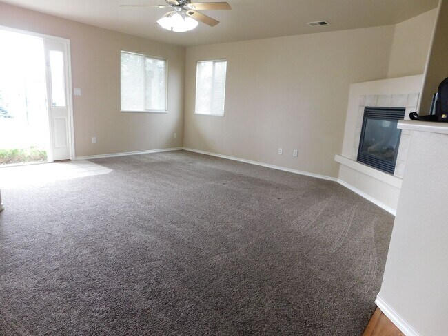 Building Photo - Spacious Duplex in Irish Walk