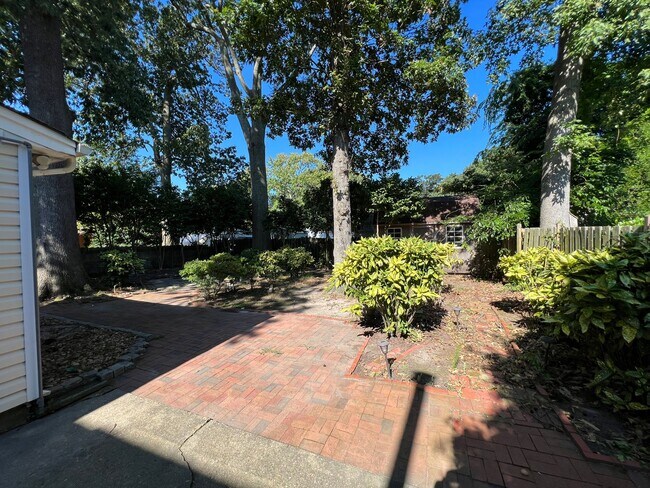 Foto del edificio - Large Brick Cape Cod just blocks from the beach