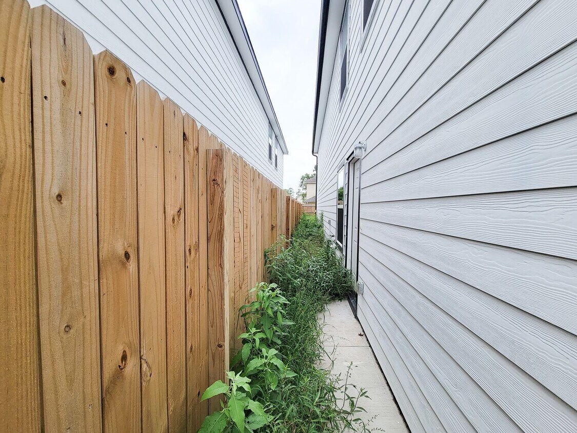 Foto principal - This newly constructed 3-bedroom, 2-bathro...