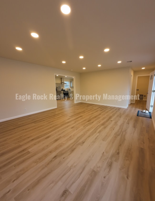 Building Photo - 1369 E 67th St