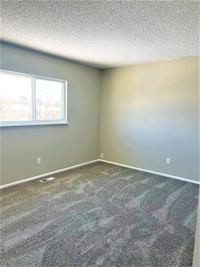 Building Photo - $1200 | 2BR/1BA | Cute Dog Friendly Townho...