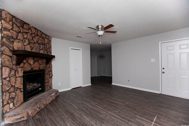 Foto del edificio - 10025 Whispering Pines Dr