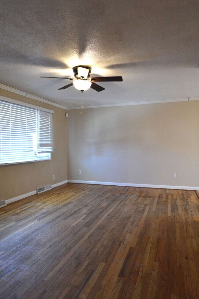 Building Photo - "Spacious 5-Bedroom 3 Bath in the Heart of...