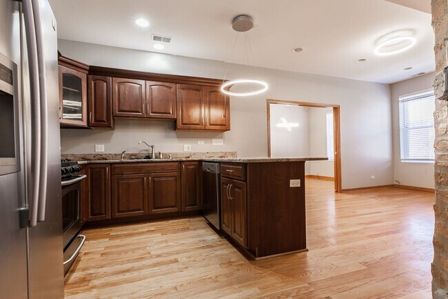 Building Photo - Stunningly Renovated 3BR/2BA Apartment in ...