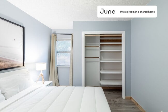Foto del edificio - Room in Shared 3 bed/1.5 bath home
