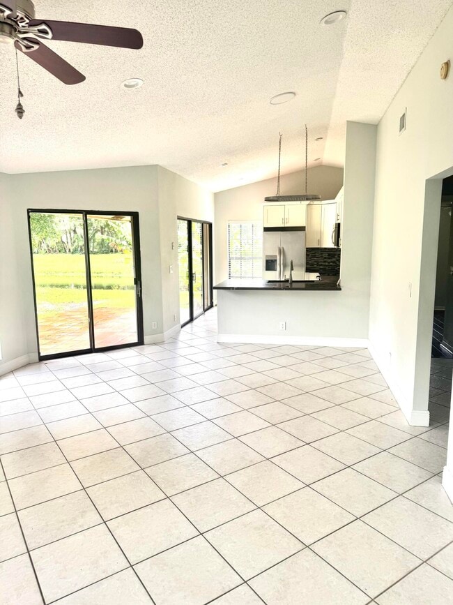 Foto del edificio - 1732 Shoreside Cir