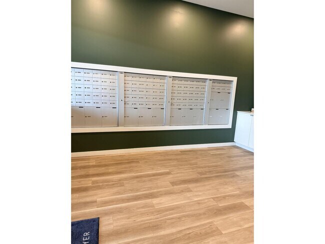 Photo du bâtiment - 15733-15785 85 Ave