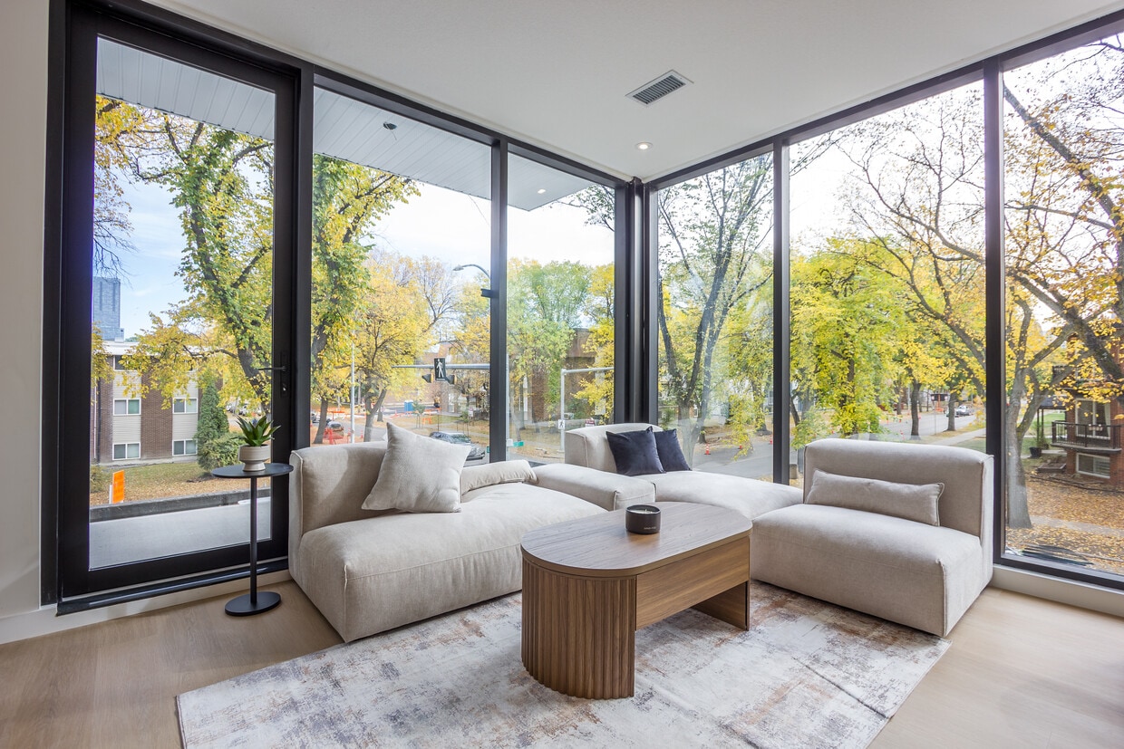 Primary Photo - The Leston