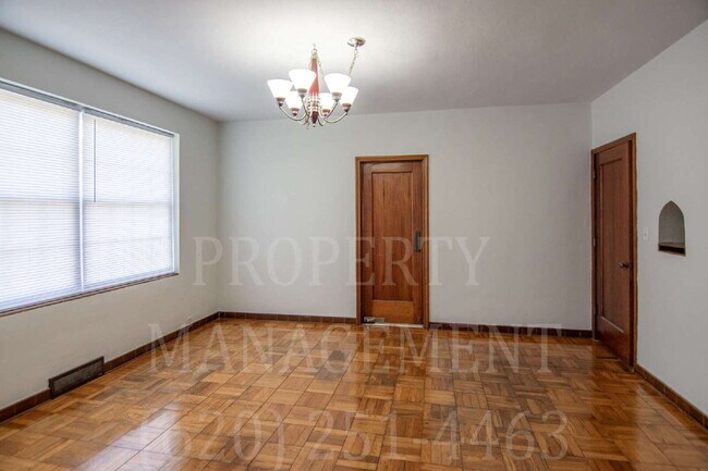 Foto del edificio - Spacious 4-Bedroom 2-Bathroom Home