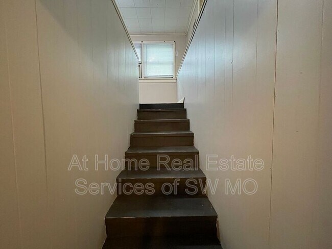 Building Photo - 629 S Fairway Ave