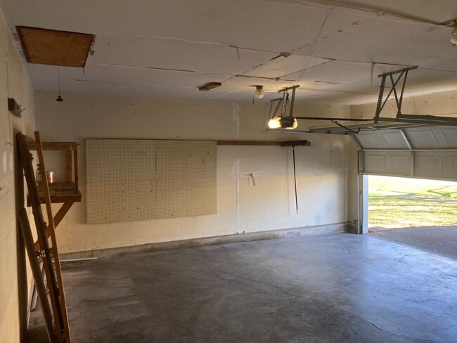 Building Photo - 112 Kristen Ct