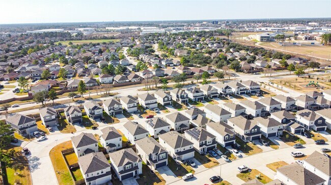 Foto del edificio - 22103 Regal Heights Dr
