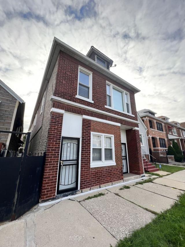 Building Photo - 3 bedroom in Chicago IL 60632
