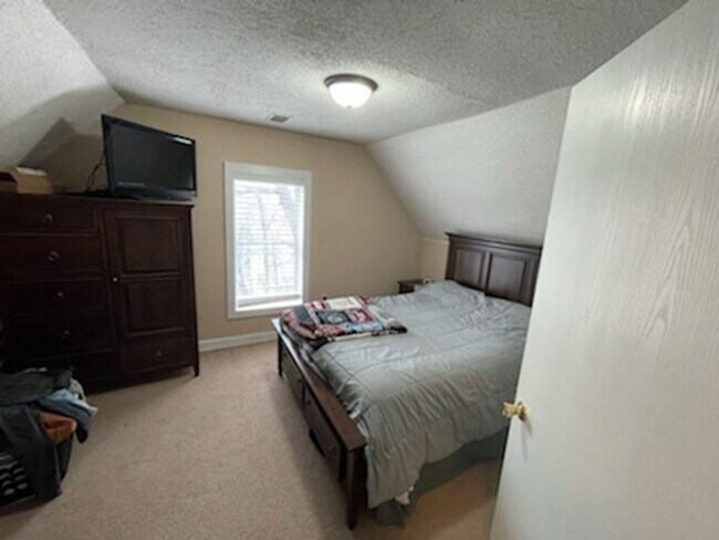 Building Photo - Charming 3-Bedroom Single Family Home in S...