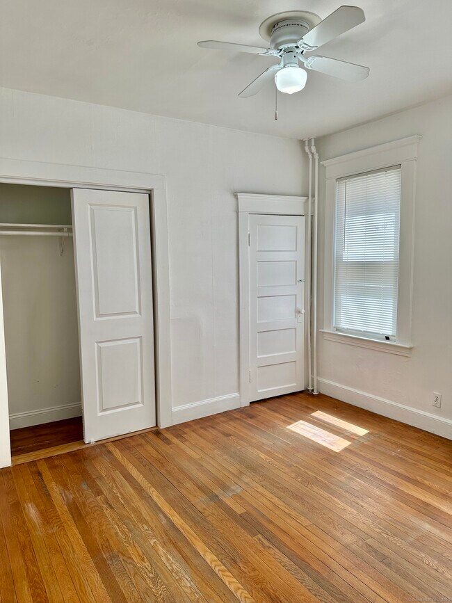 132 East Ave, West Haven, CT 06516 Room for Rent in West Haven, CT