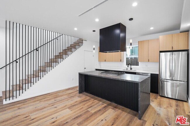 Foto del edificio - 839 N McCadden Pl