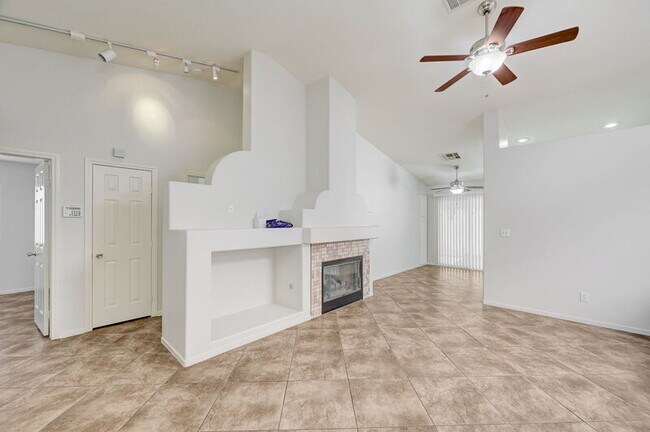 Foto del edificio - 1813 Lyell Canyon Ln