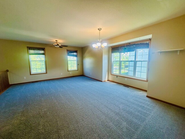 Building Photo - Gorgeous 4 Bedroom/3.5 Bath Luxury Townhom...