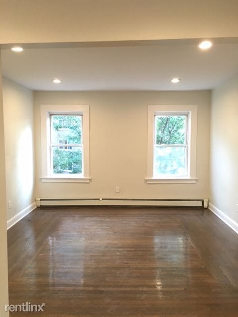 Building Photo - 3 br, 1 bath  - 90 Bristol St Apt 11