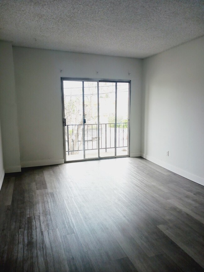 Foto del edificio - 7107 Kester Ave