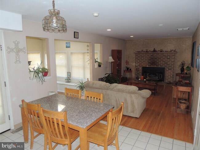Foto del edificio - 715 Pinewood Cir