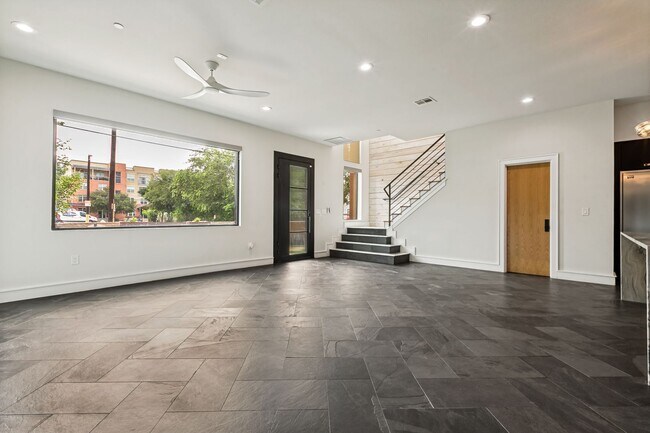 Foto del edificio - LUXURY TOWNHOME IN LONE STAR DISTRICT