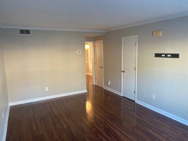 Foto del edificio - Charming townhome located in the vibrant c...