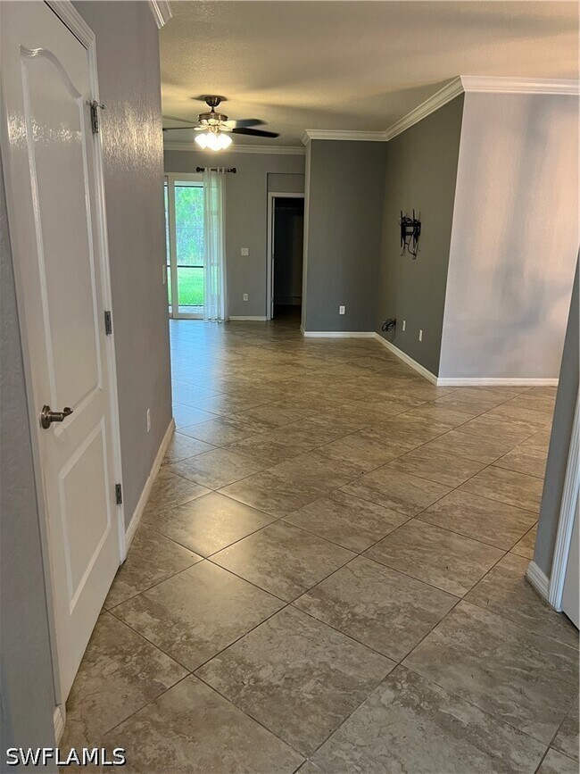 Foto del edificio - 4163 Bluegrass Dr