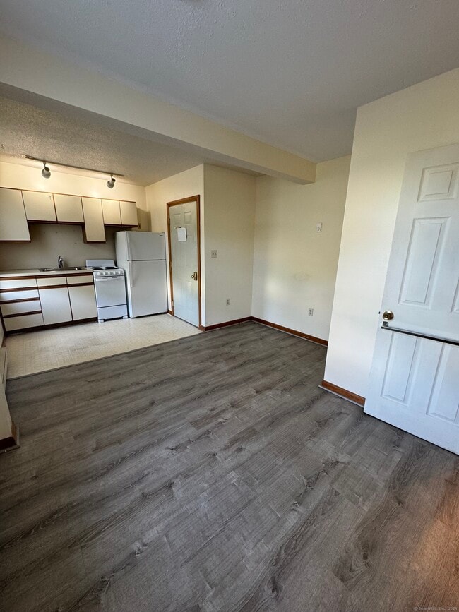 Building Photo - 49 Ledyard Ave