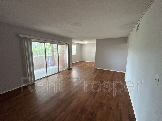 Building Photo - 3974 Versailles Dr