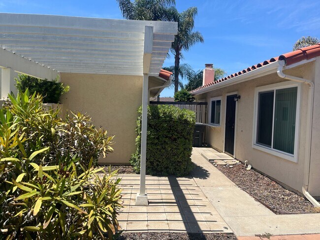Foto del edificio - 2+bd/1ba Single Story Duplex Minutes Drive...