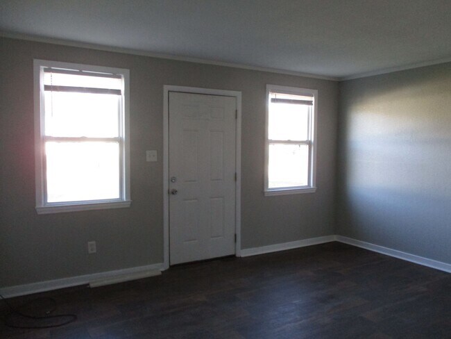 Building Photo - Charming two bedroom one bath duplex that is centrally located! Just minutes from area bases, sho...