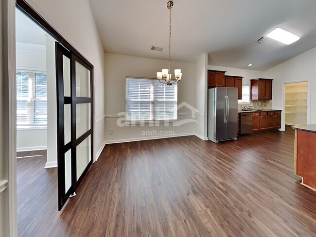 Foto del edificio - 3227 Hideaway Ln