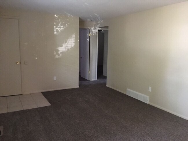 Building Photo - 2 Bdrm Lakewood Duplex