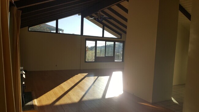 Sala de estar desde el área de estudio - 77 Buckelew St