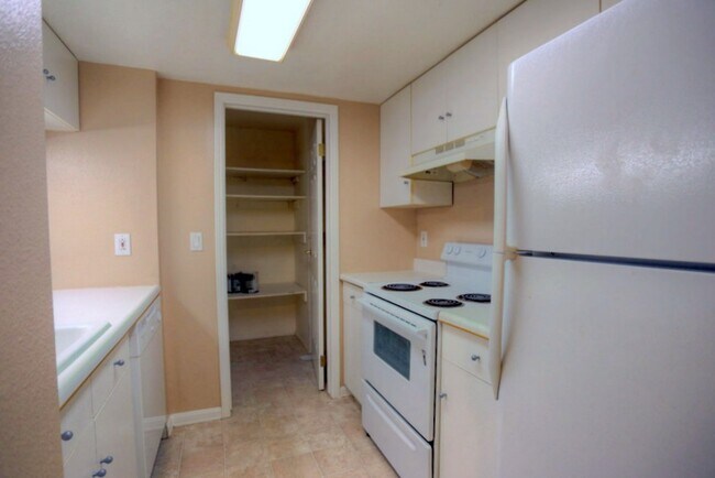 Building Photo - Condo for Rent in Bellevue Area! FRIST MONTH RENT FREE!