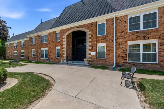 Building Photo - 2101 Chateau Ct