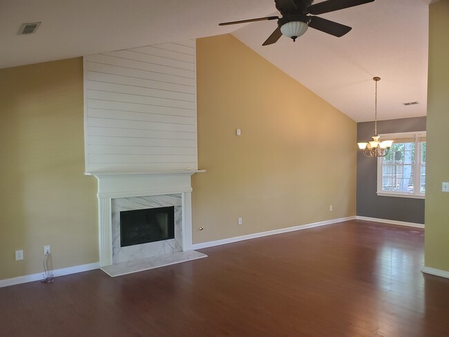 Building Photo - 18 Happy Valley Estates Dr