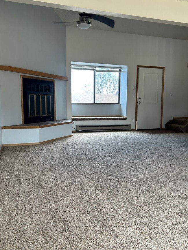 Building Photo - 1 Bedroom 1 Bathroom Townhome