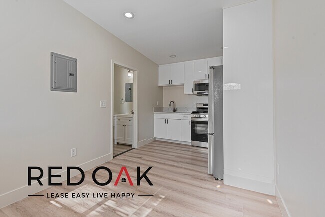 Building Photo - ~1 Month FREE~ Modern Two Bedroom with Stu...