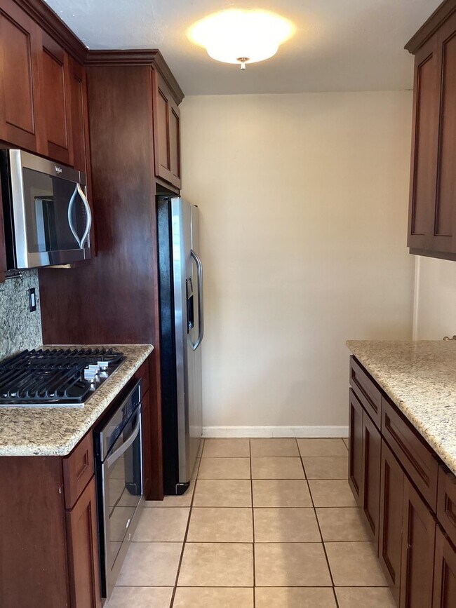 Building Photo - Cute 3 Bedroom, 1 Bath Home Near Downtown ...