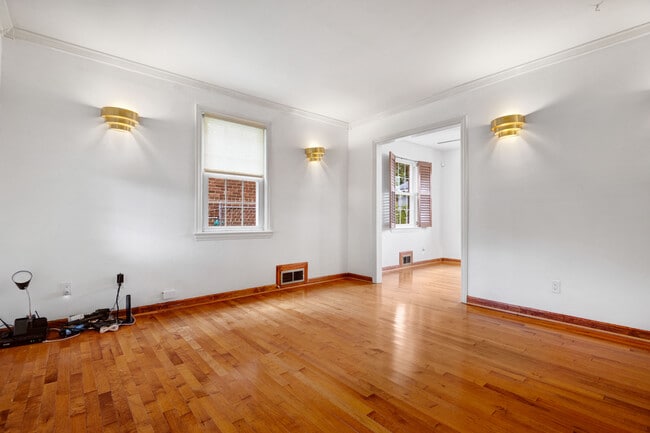 Building Photo - 624 Faraday Pl NE